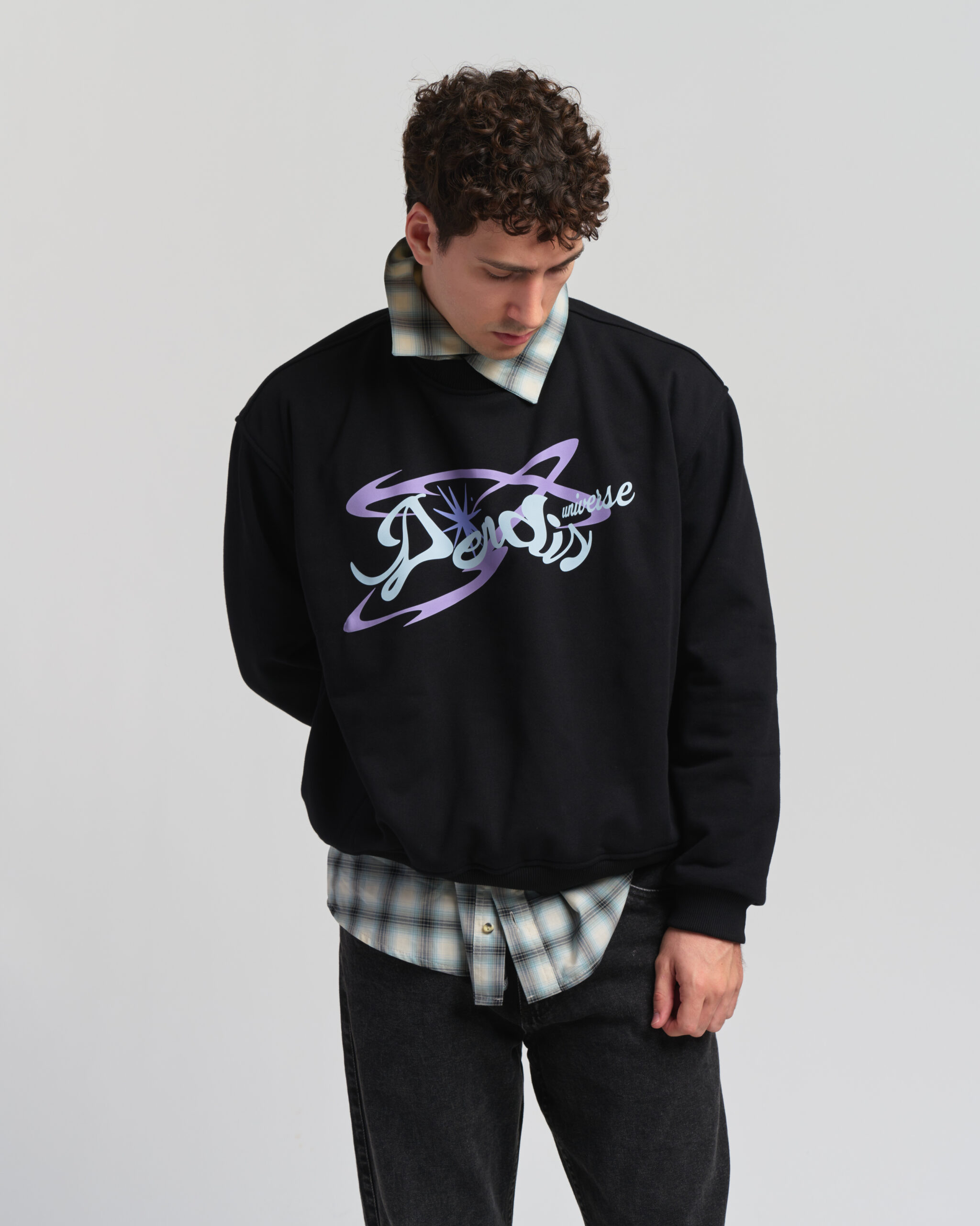 UNIVERSE CREWNECK in black