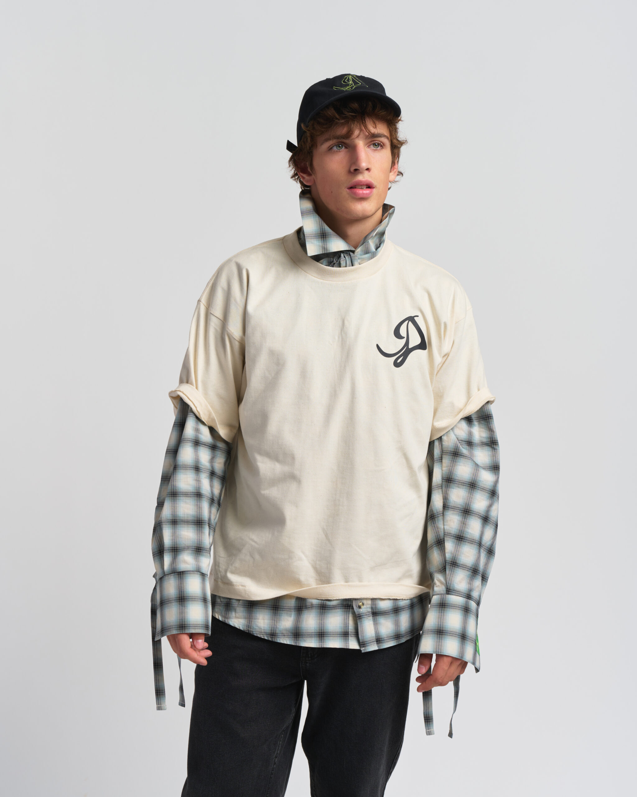 UNIVERSE T-SHIRT in off-white